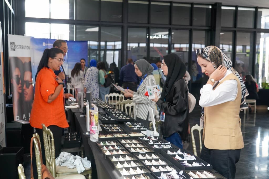 Stand exposant CNOL — visiteurs et montures sur le salon optique marocain